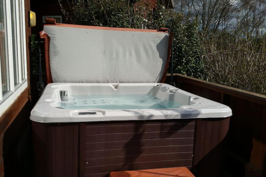 Luxury Peak District Lodge, Hot Tub, Log Burner, Nr Lake Rudyard Екстер'єр фото
